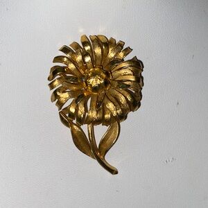 Vintage Signed Crown Trifari Chrysanthemum Flower Gold-Toned Brooch Pin